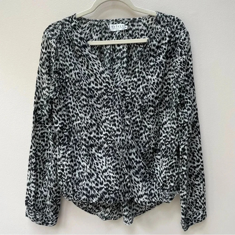 Velvet by Graham & Spencer Black & White Patterned Long Sleeve Wrap Top Size M